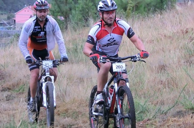 dos hombres equipados montando en mountain biki